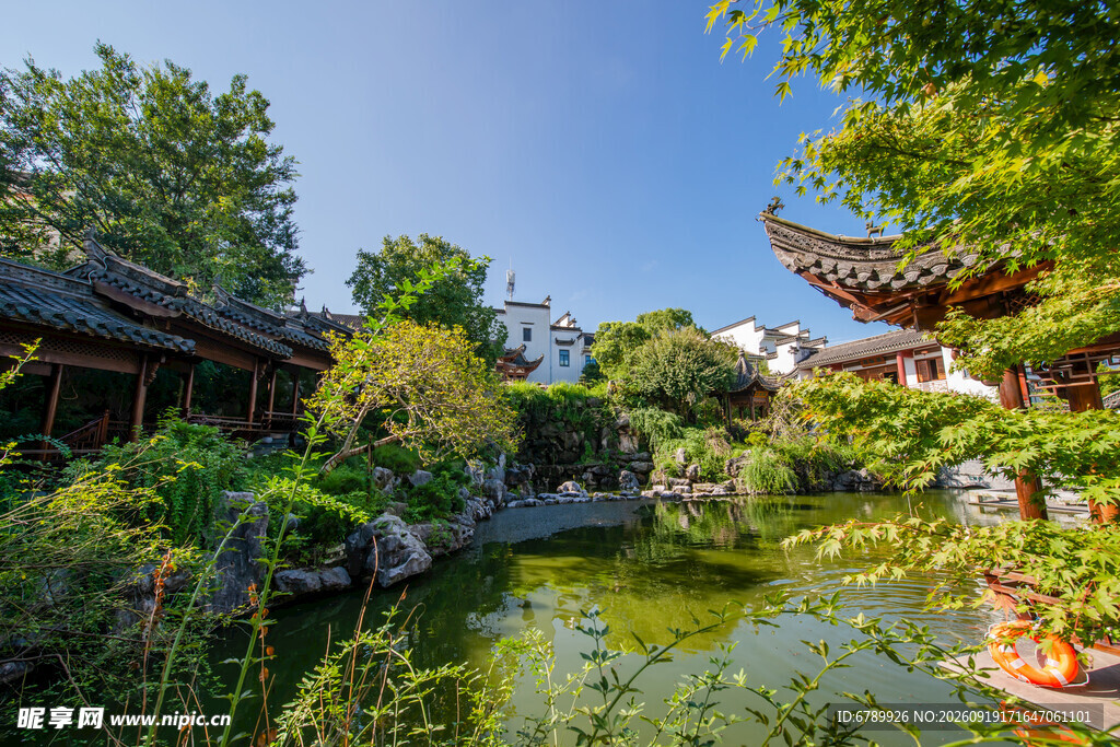 中式园林池塘美景