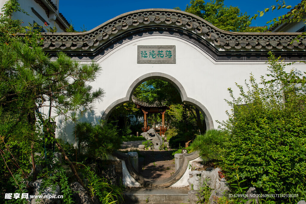 中式庭院拱门景观