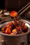 筷子夹起的美味红烧肉