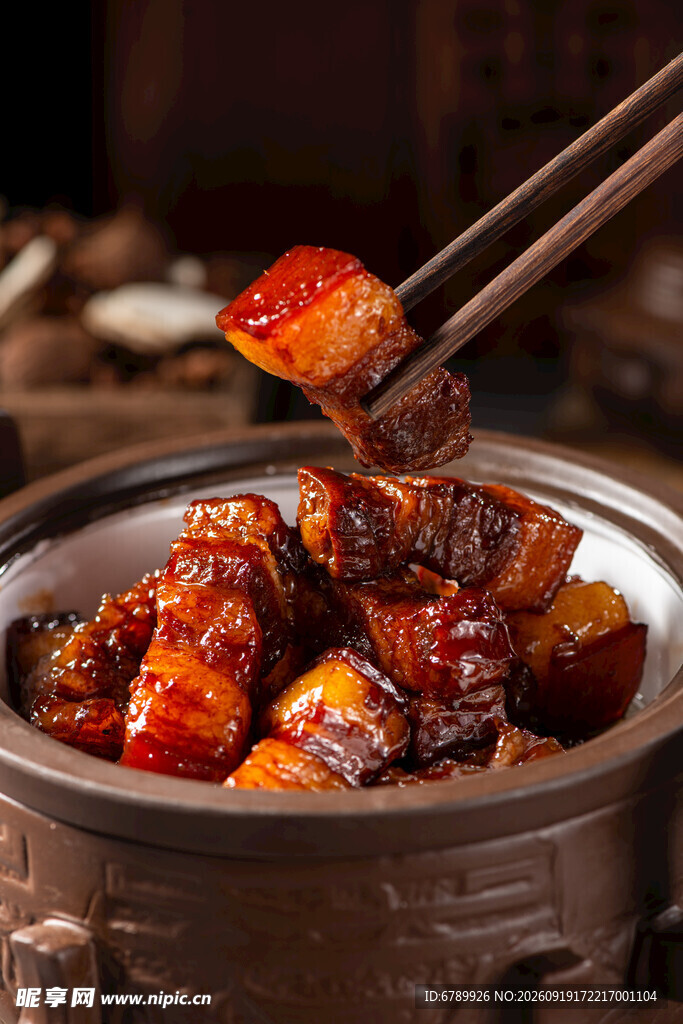 筷子夹起的美味红烧肉