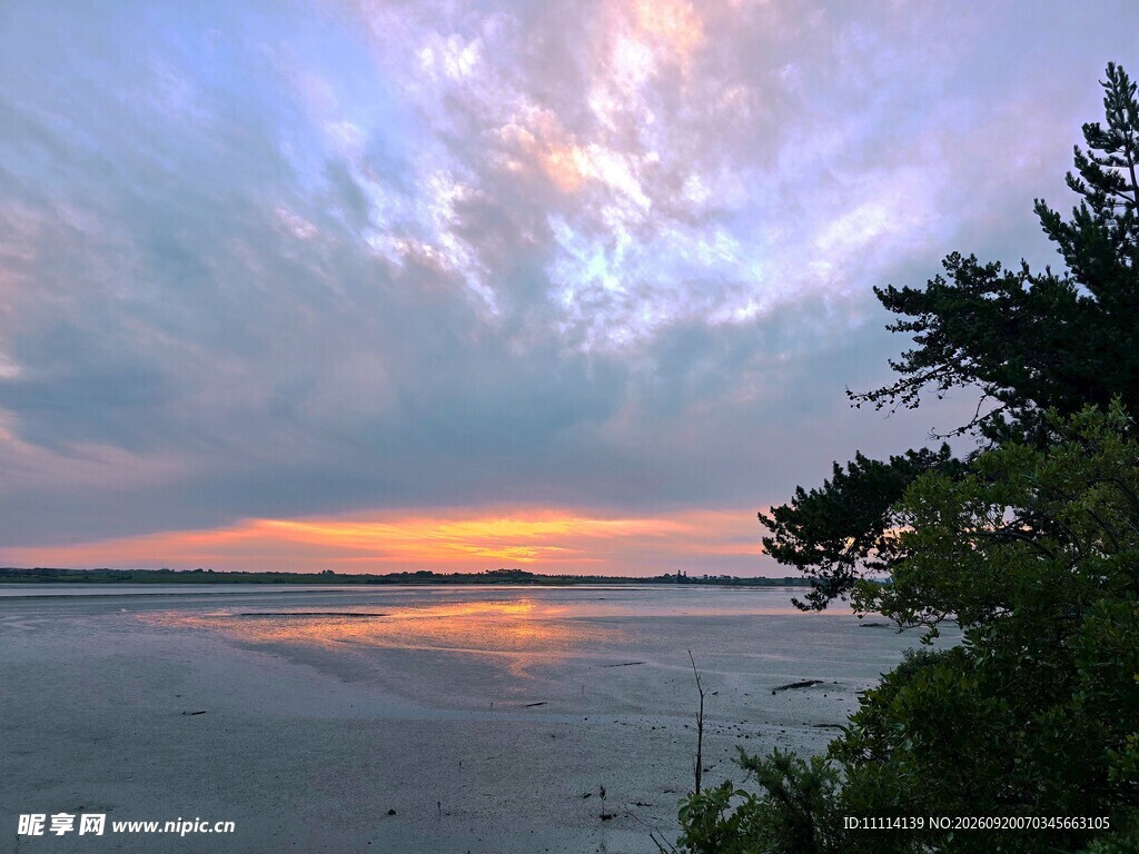 海滨日落美景
