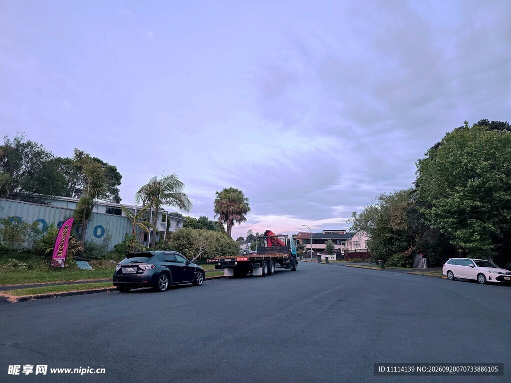 宁静街道的日常景象