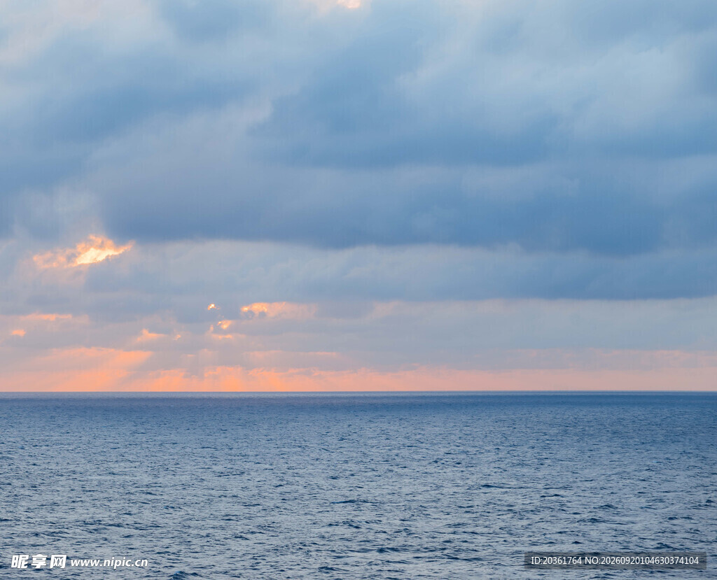 海上日落时分的壮丽景象