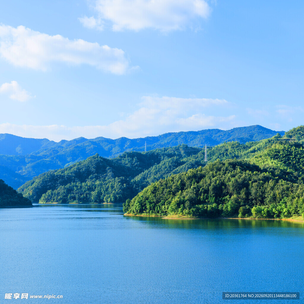 青山环抱的宁静蓝色湖泊