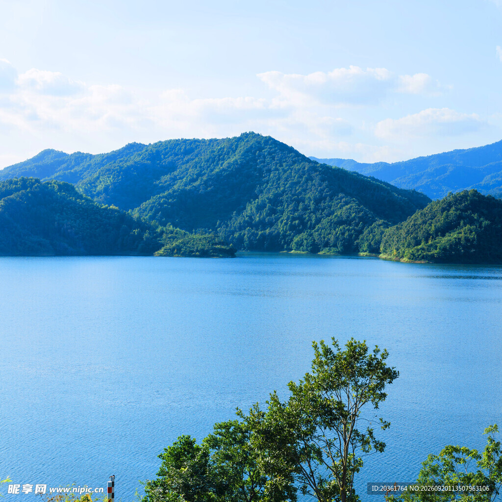 秀丽湖景与青山相映成趣