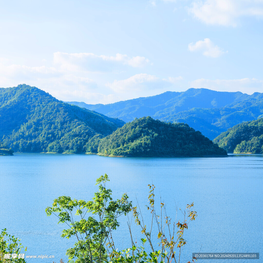 湖光山色间的清新自然景