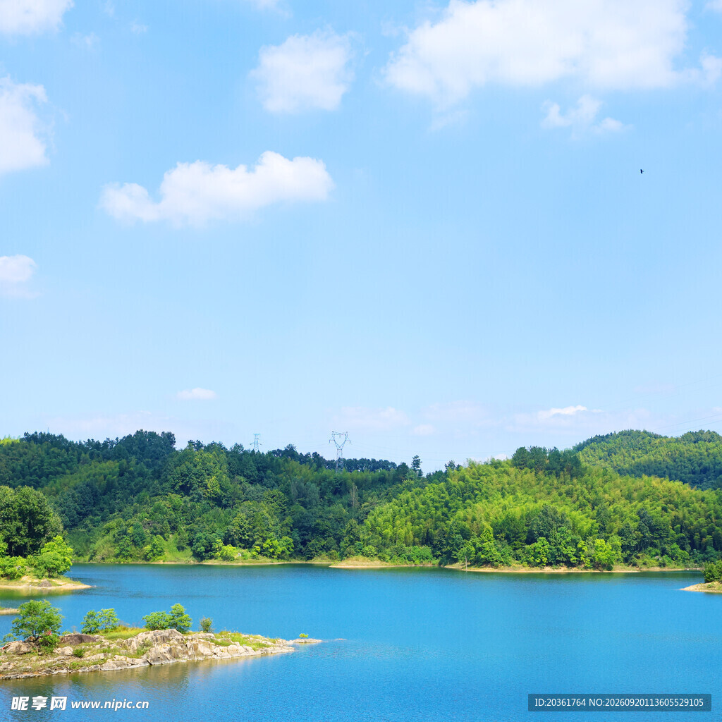 秀丽湖景与葱郁山林