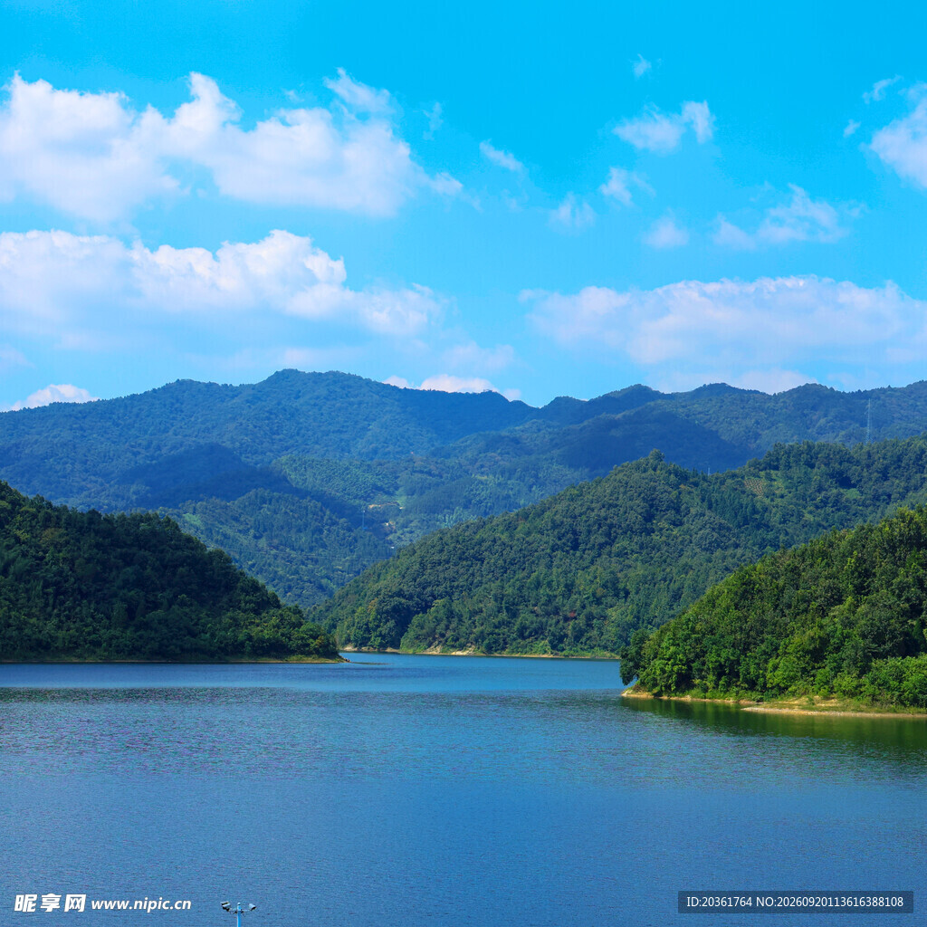 青山碧水间的秀丽湖景