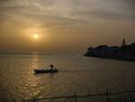 夕阳下的海上孤舟