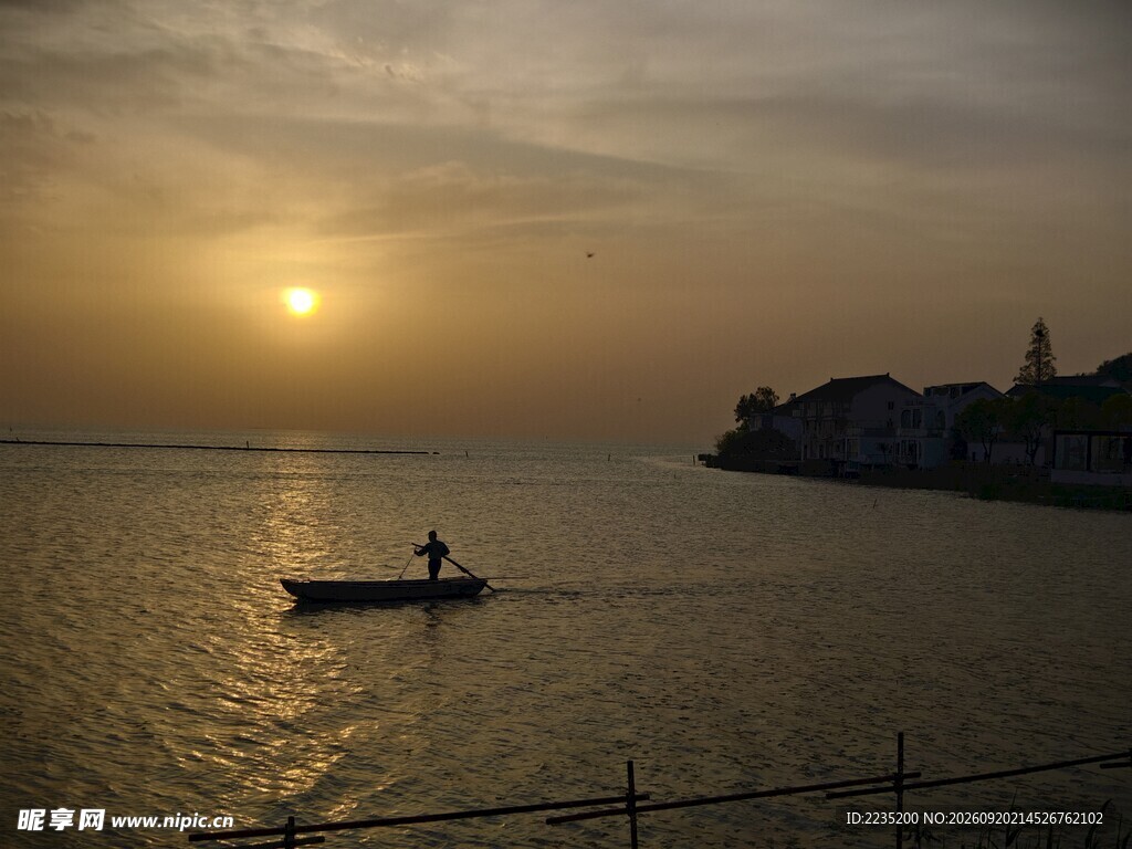 夕阳下的海上孤舟