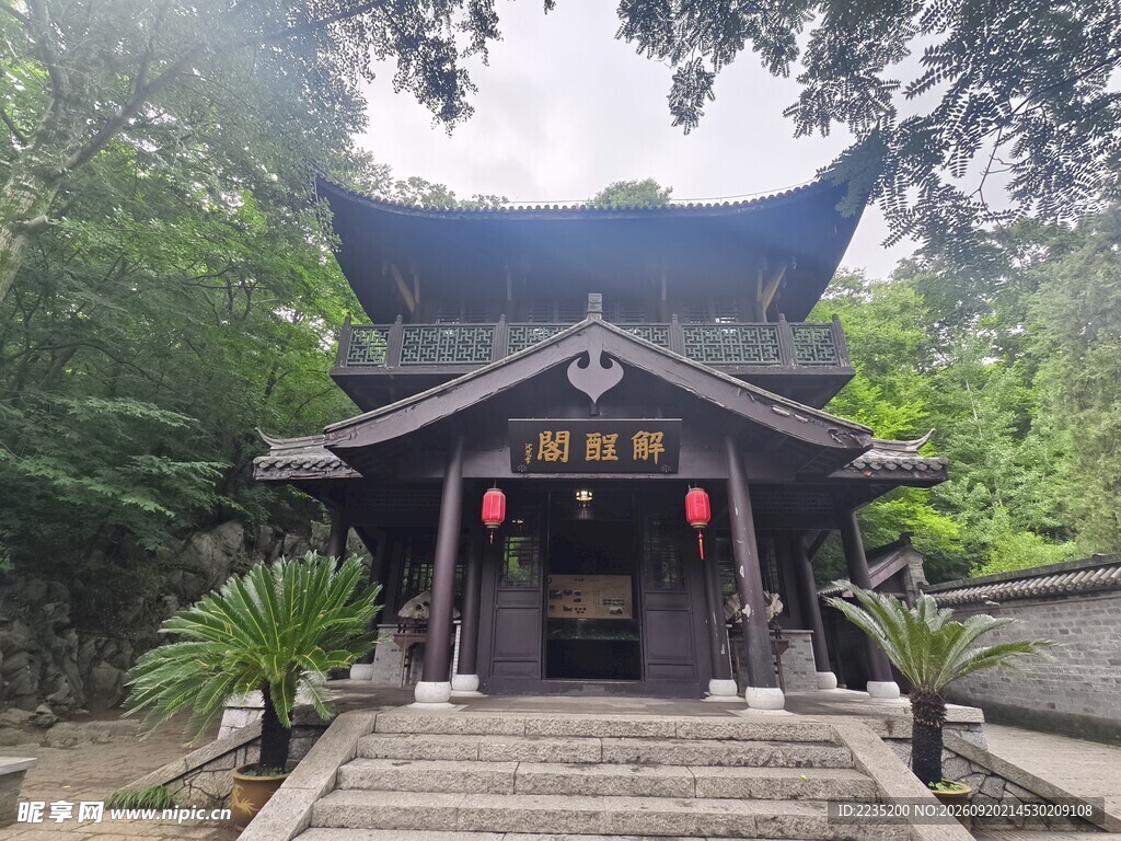 山林中的古朴中式建筑