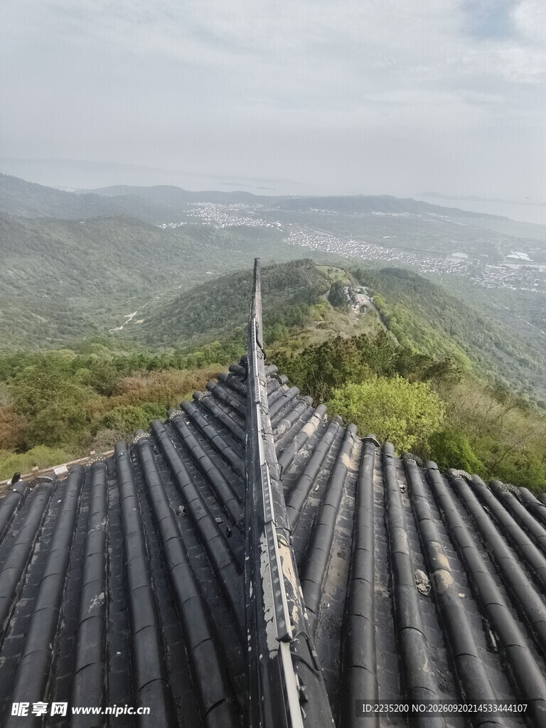 山间屋顶视角的自然景致
