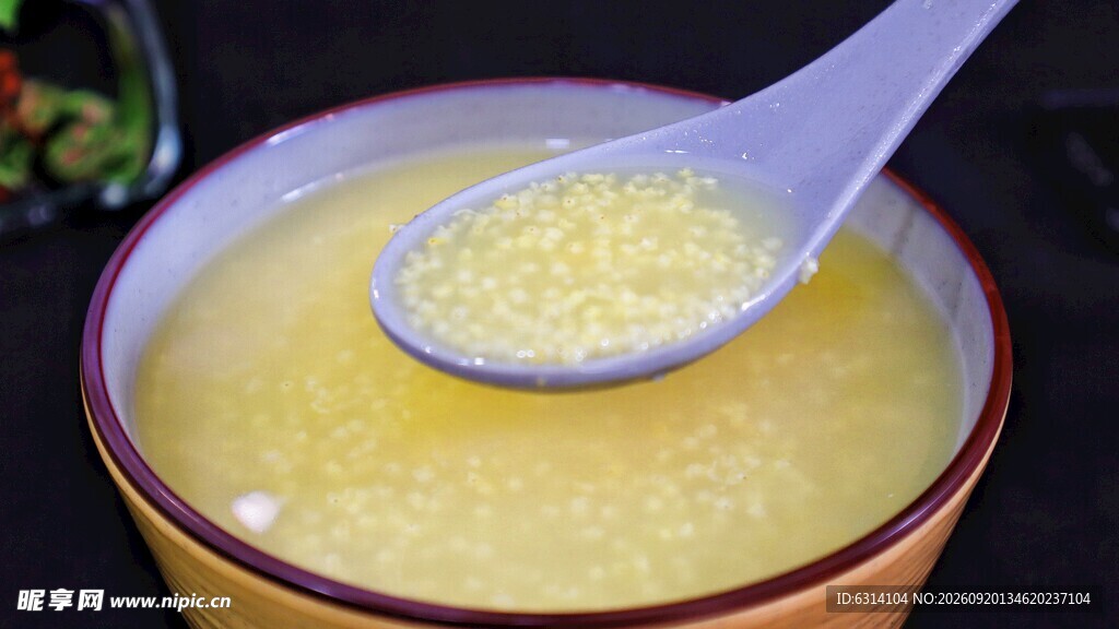一碗香浓小米粥
