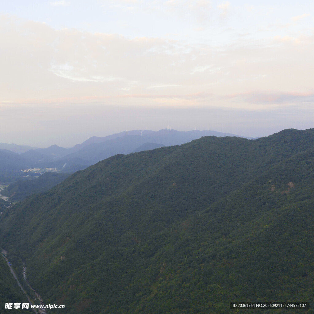 山峦绿意浓