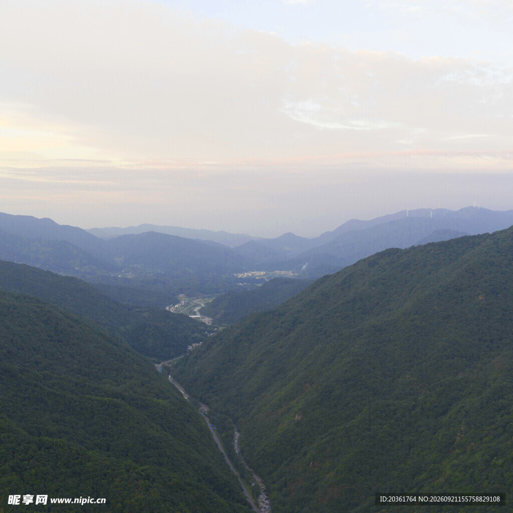 山谷间蜿蜒公路的壮丽景色