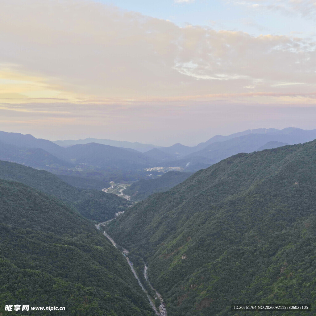 山谷晨曦美景
