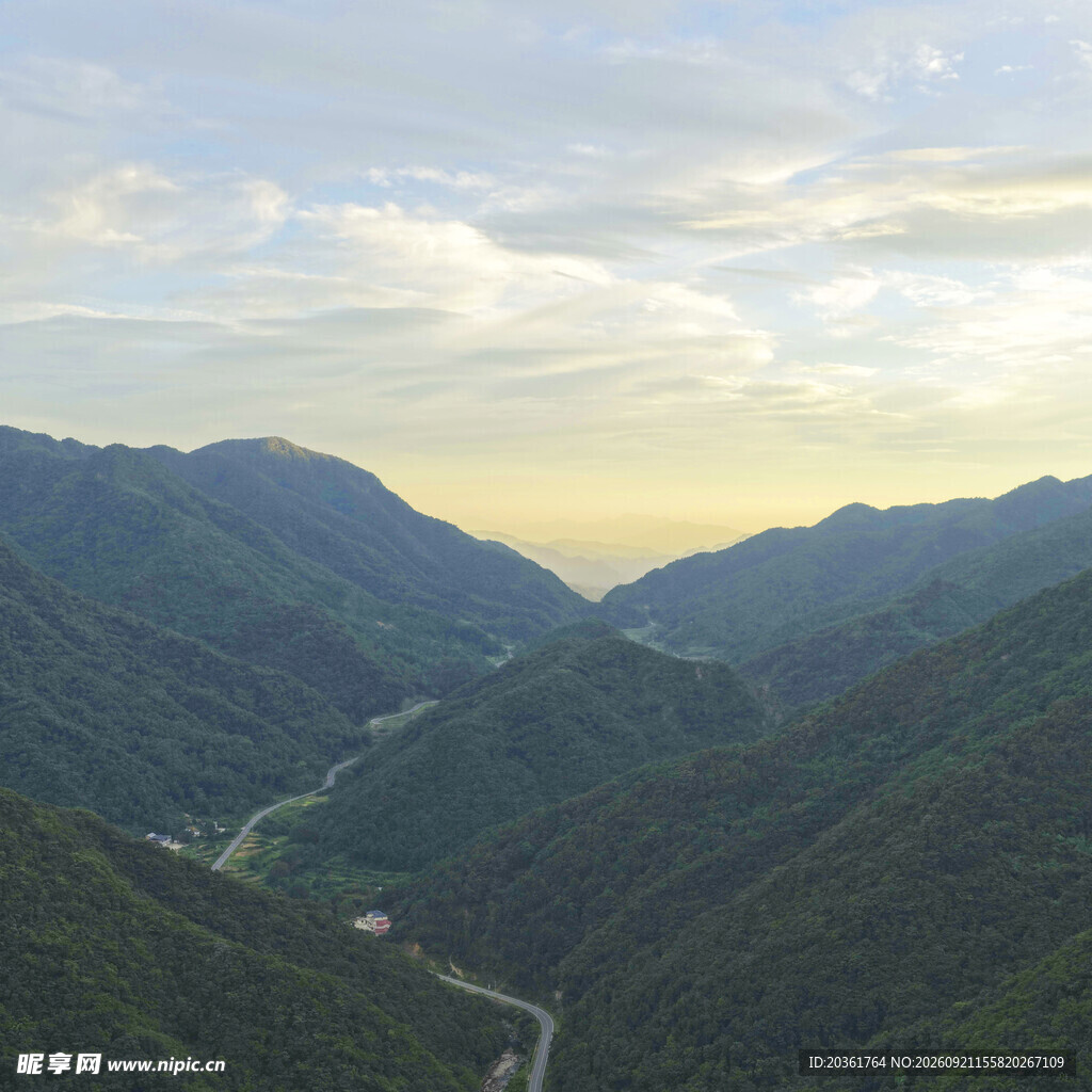 山间公路穿梭于葱郁群山