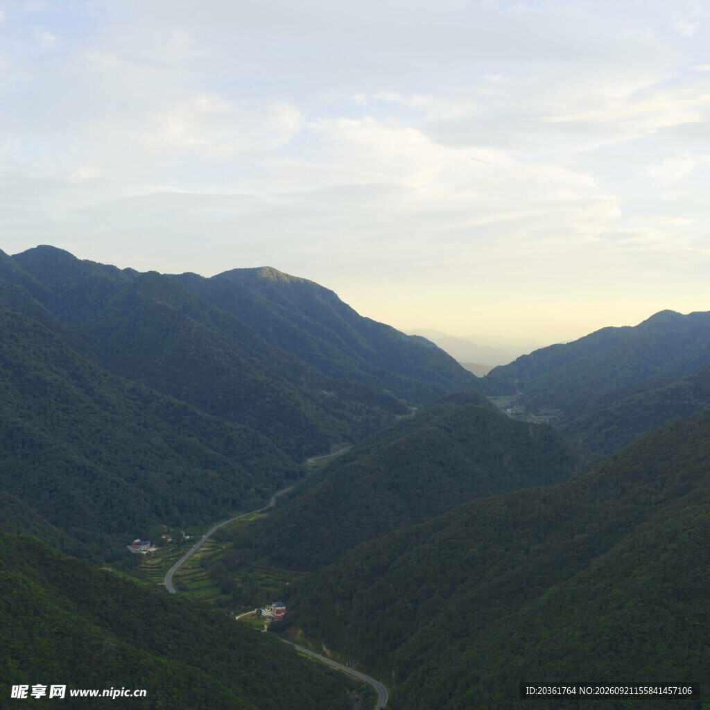 山间公路蜿蜒于翠绿群山