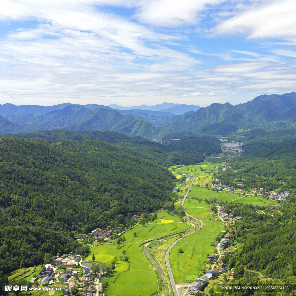 山间绿野风光俯瞰图