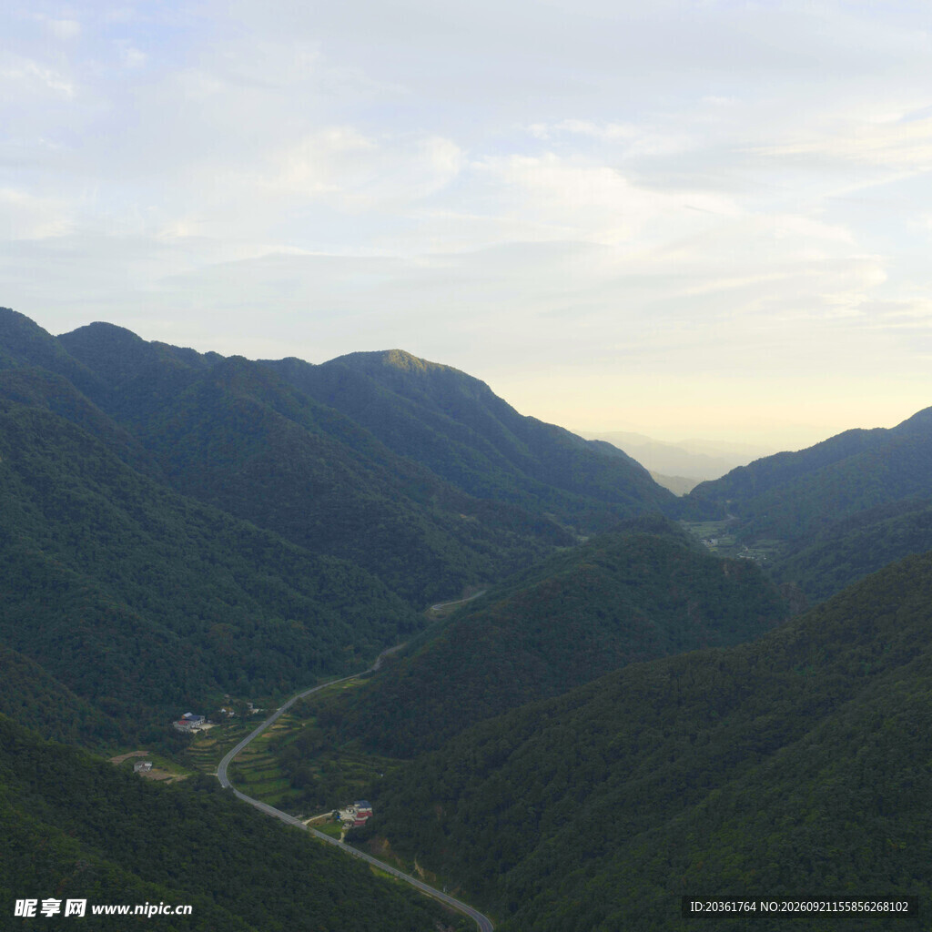 山间公路蜿蜒于翠绿群山