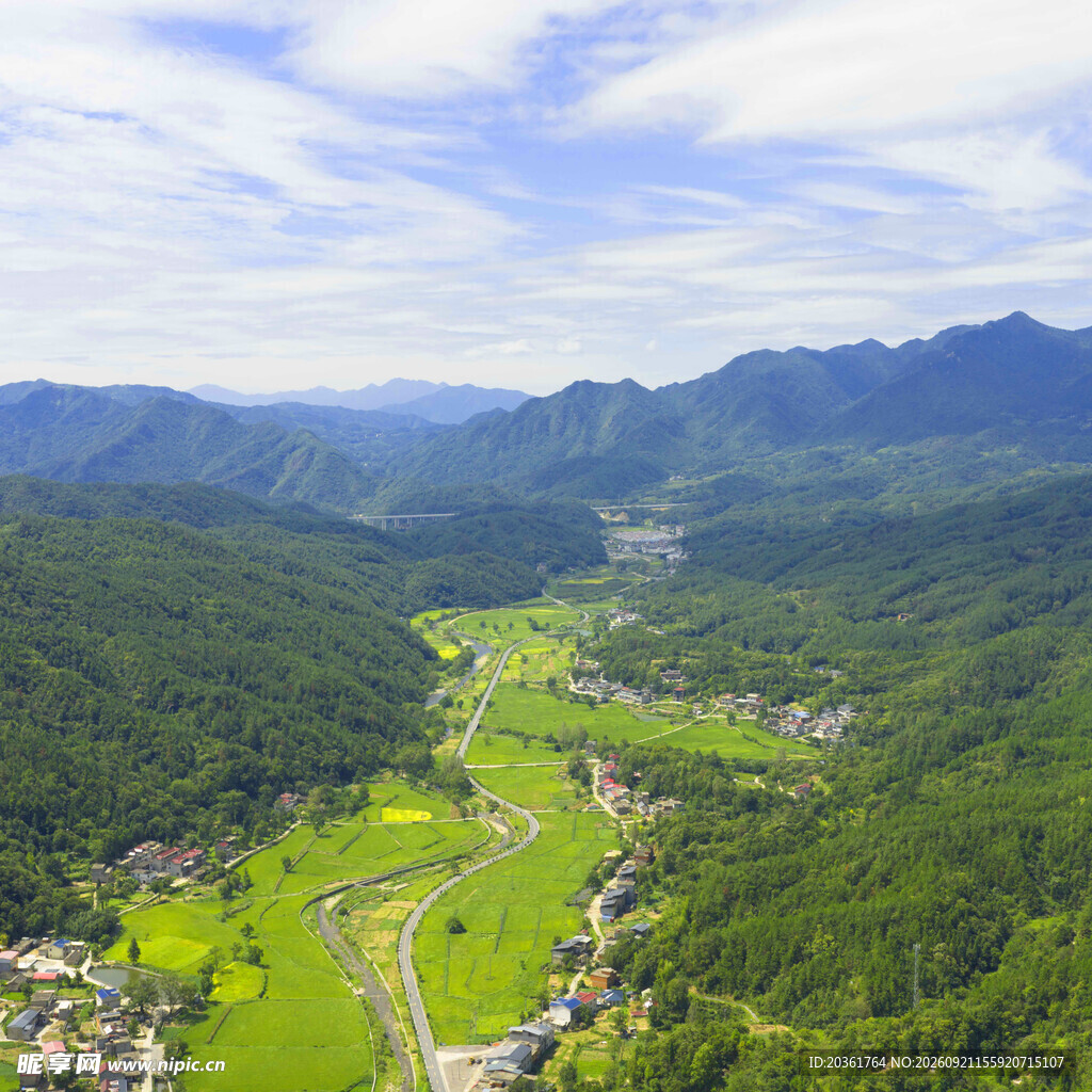 山间绿野美景俯瞰