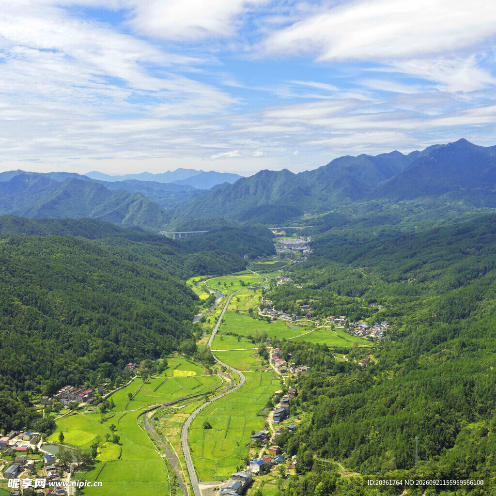 山间绿野风光俯瞰美景