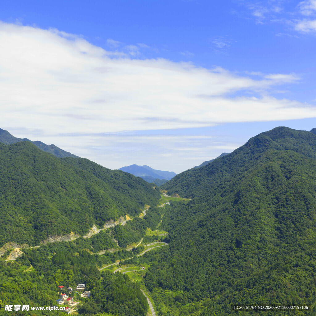 青山绿野间的秀丽山谷