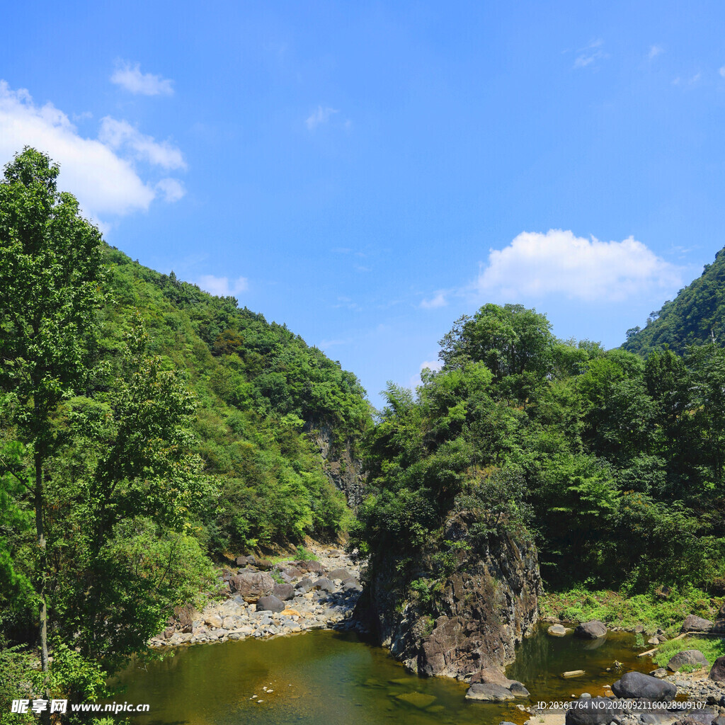 青山绿水间的秀丽自然景观