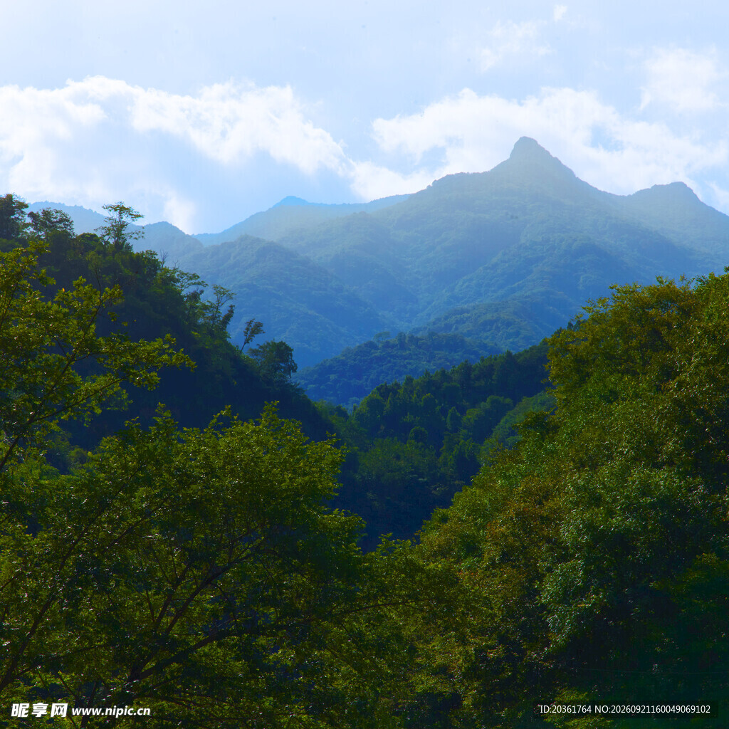 青山绿树间的秀丽山峦