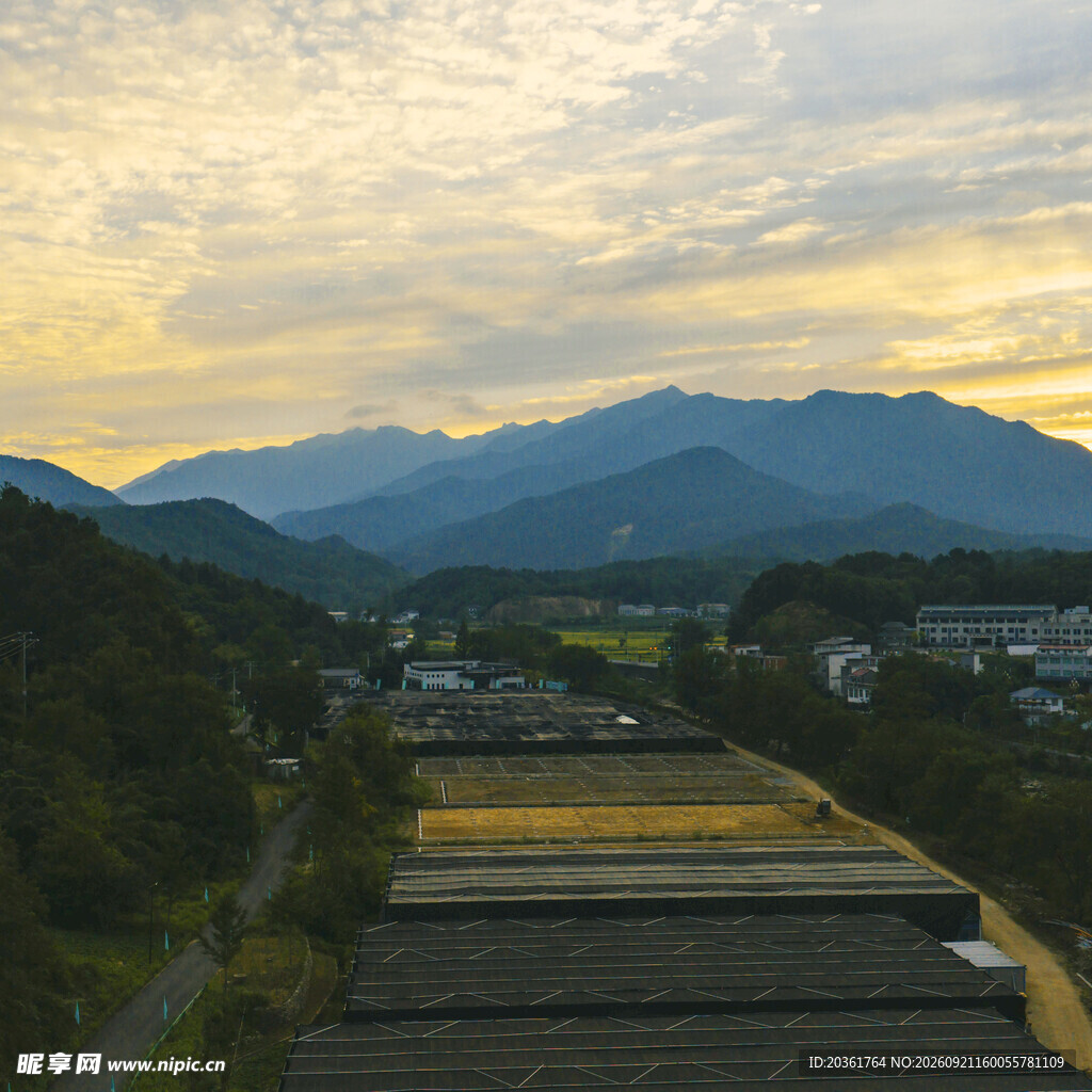 山间村落黄昏美景