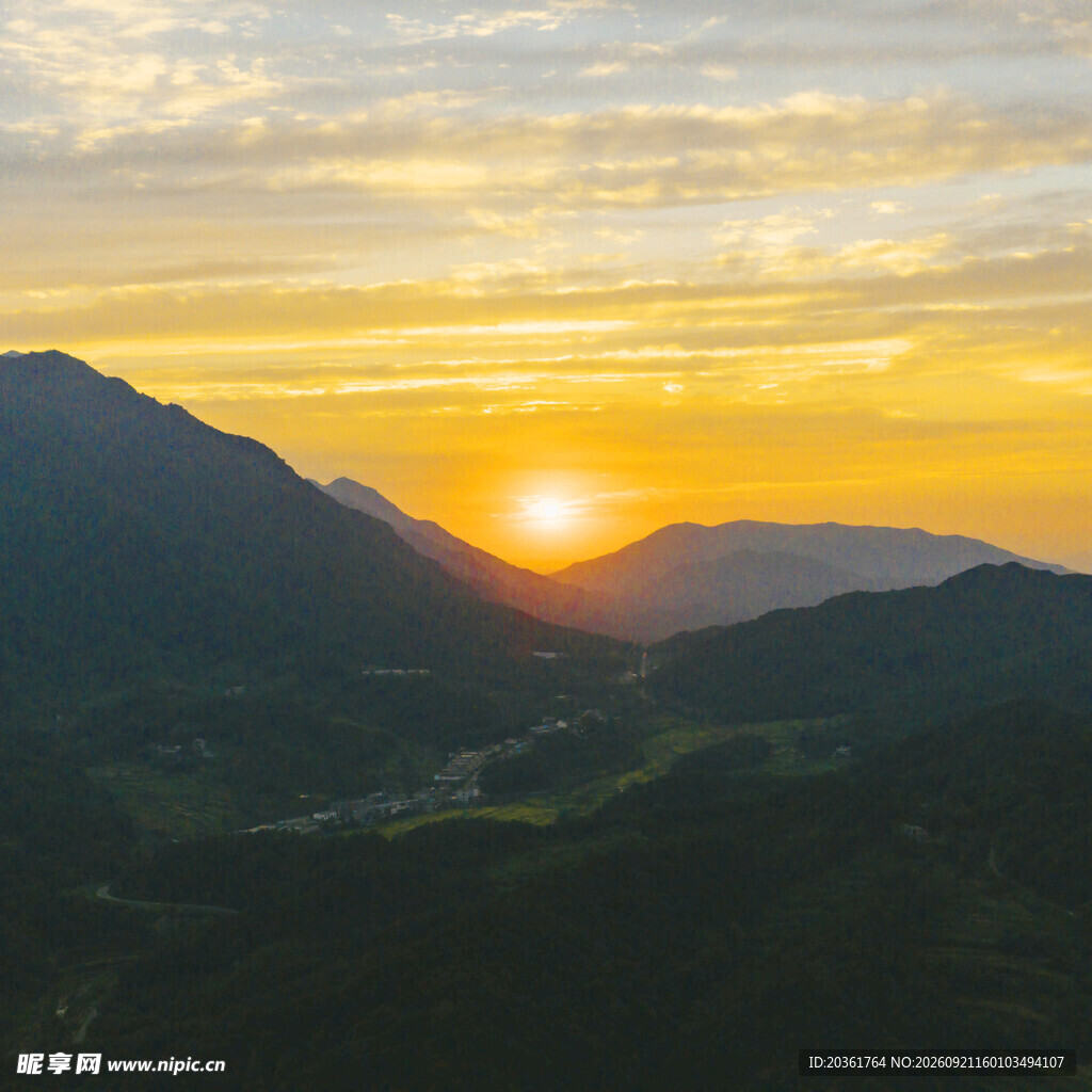 山间壮丽日出美景