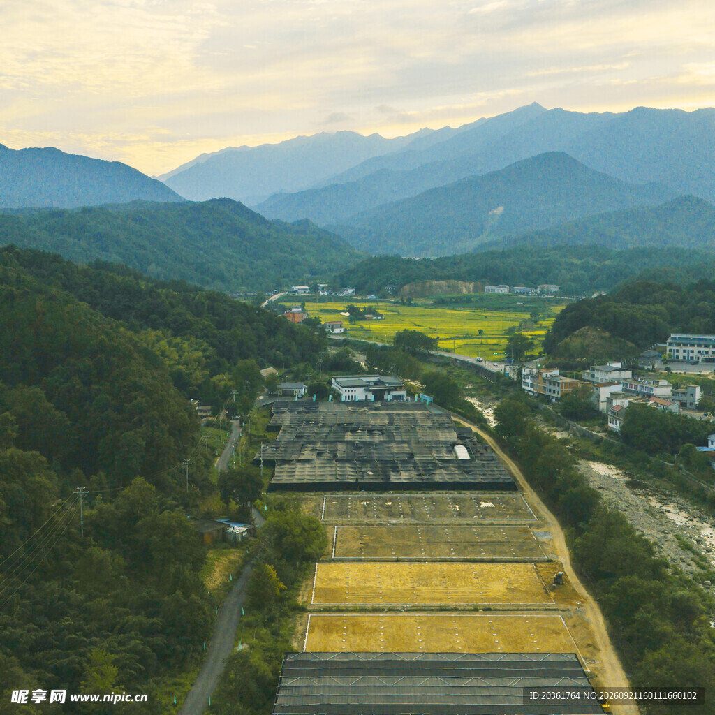 山间田园风光俯瞰美景