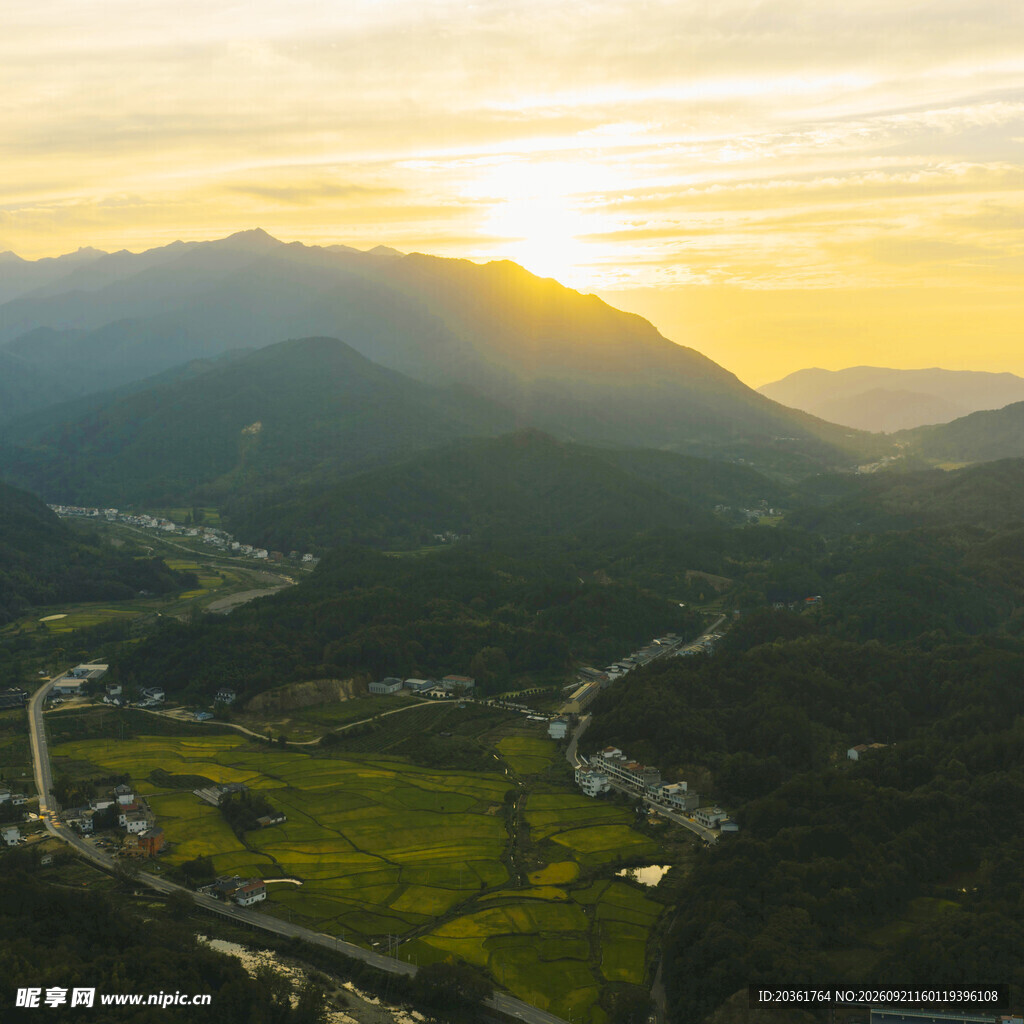 山间日落美景