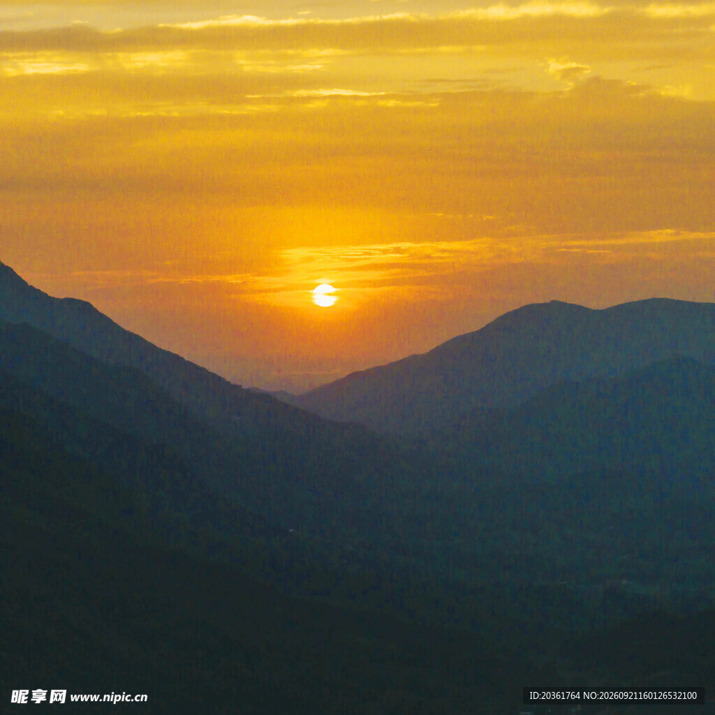 山间壮丽日落美景