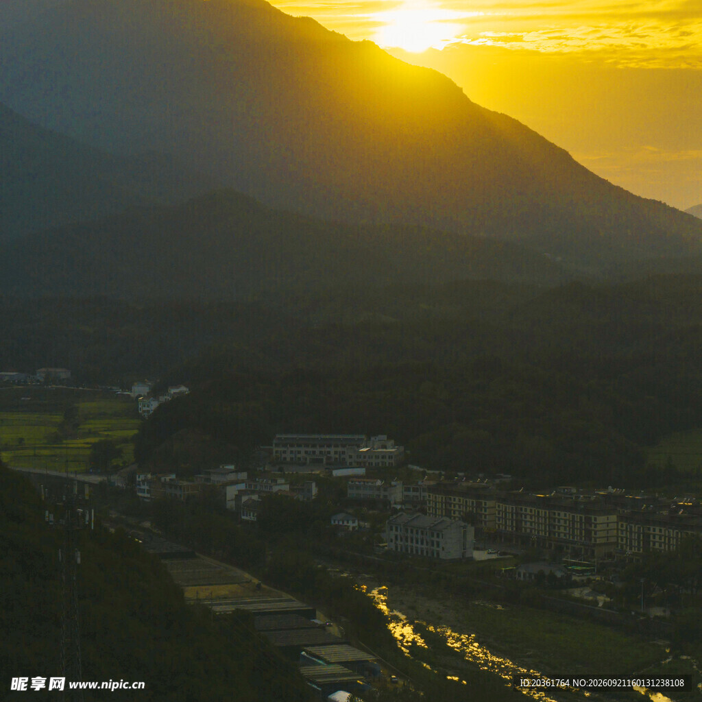 夕阳下的山村美景