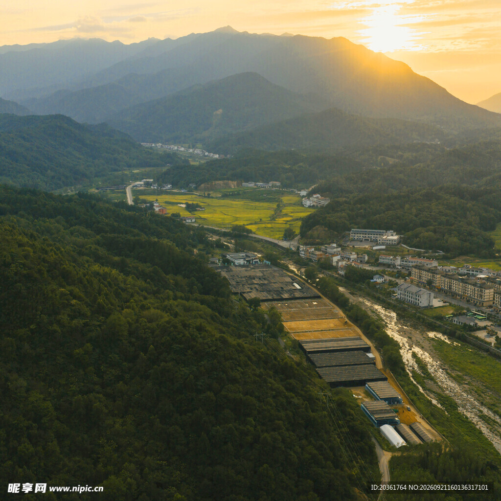 山间村落的壮丽日落景观