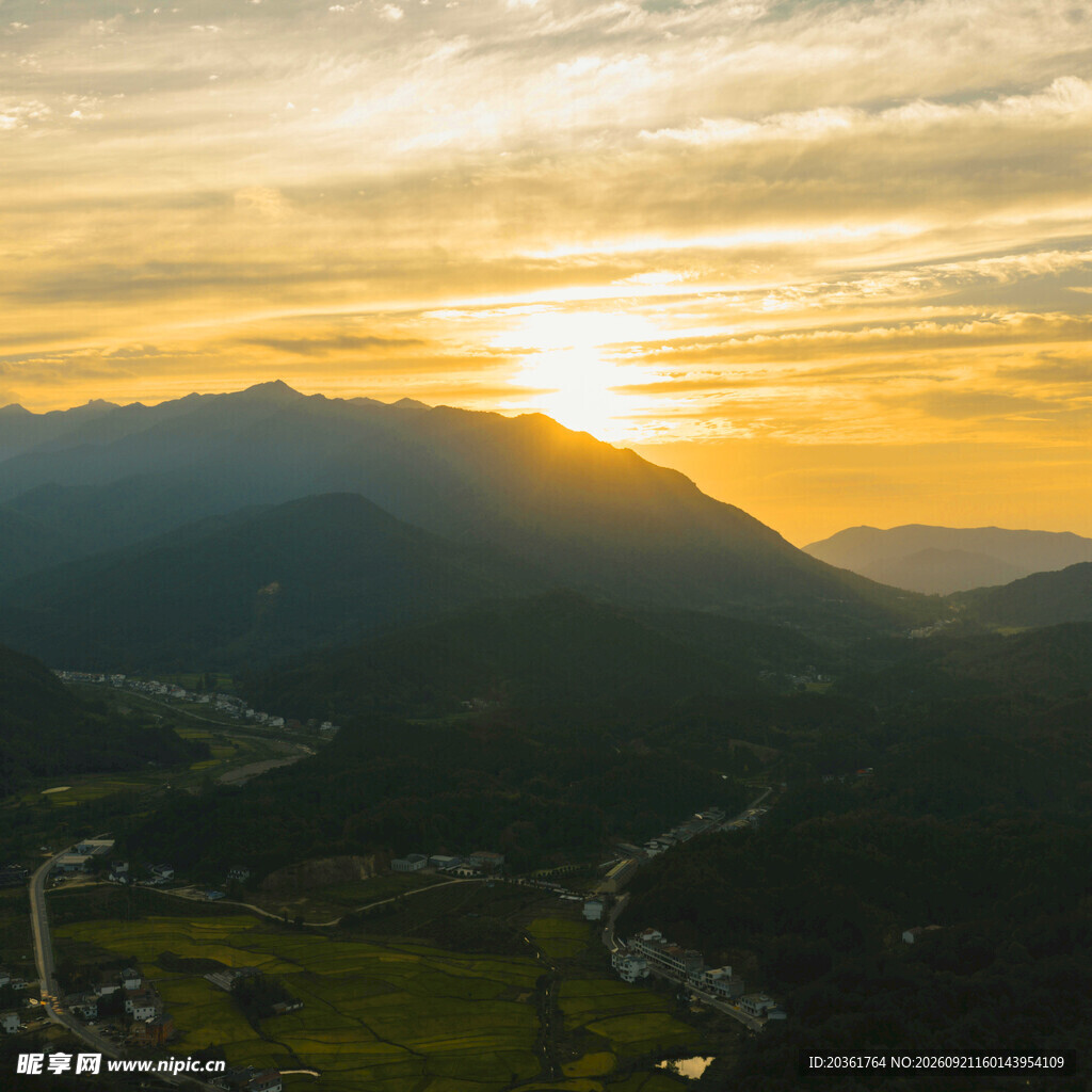 山间日落美景