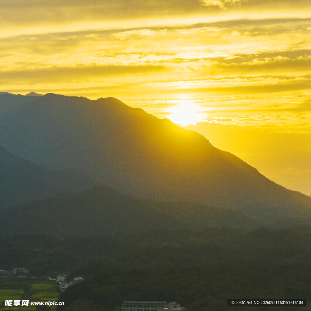 山间壮丽日落美景