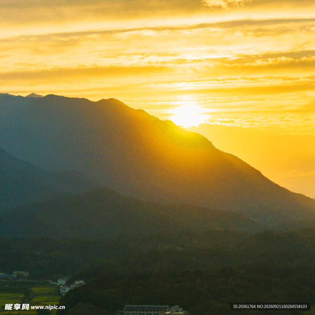 山间日出美景