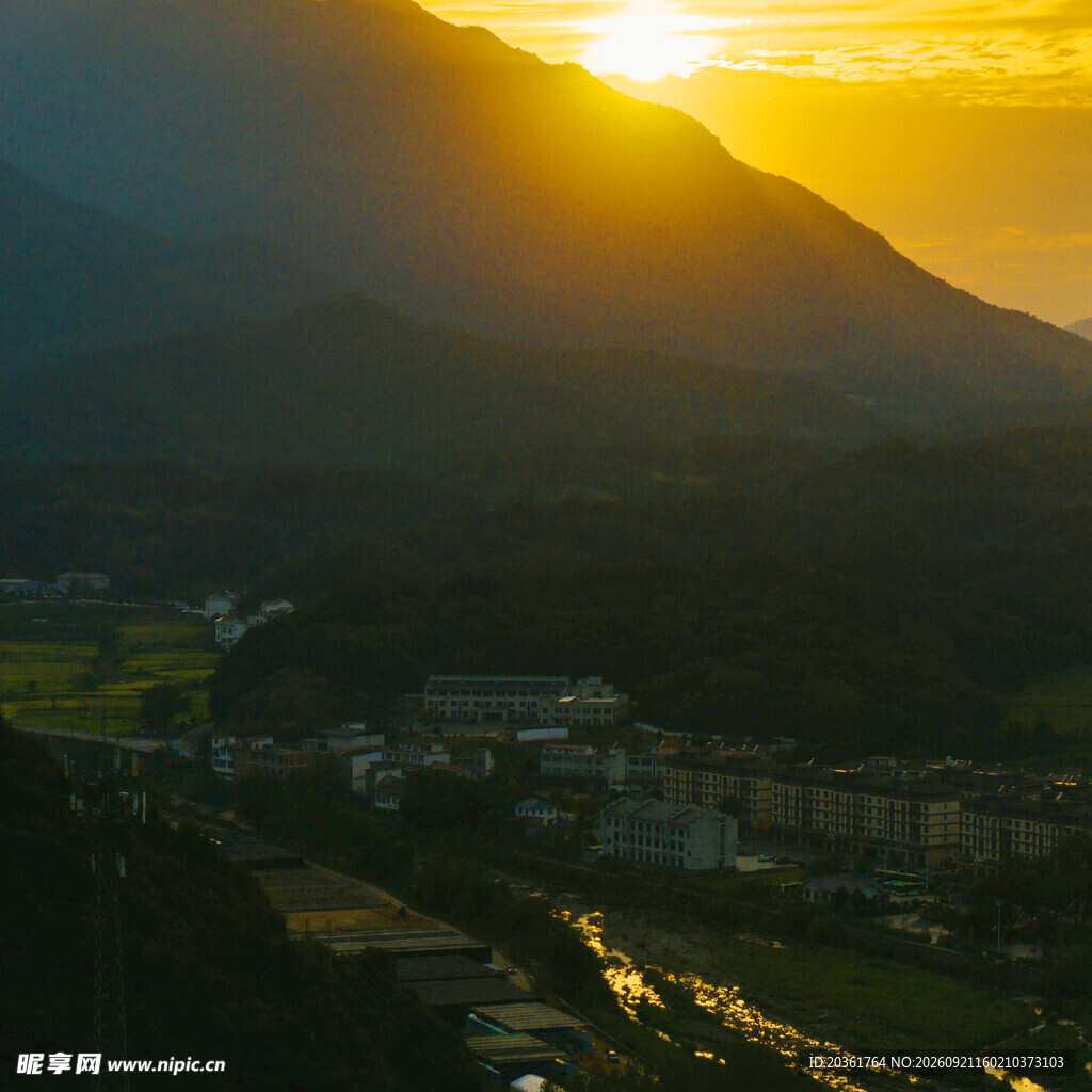 夕阳下的山间村落美景
