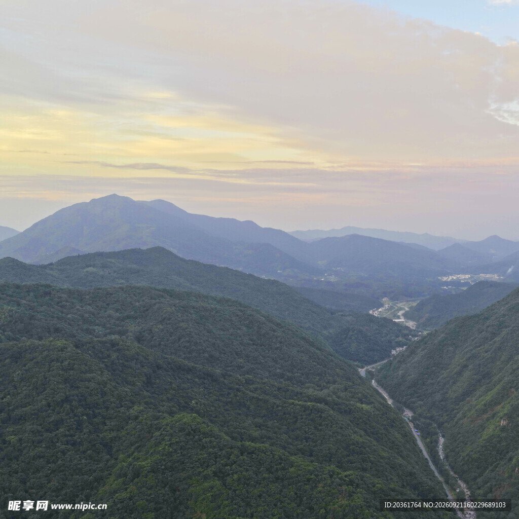 山间日暮美景