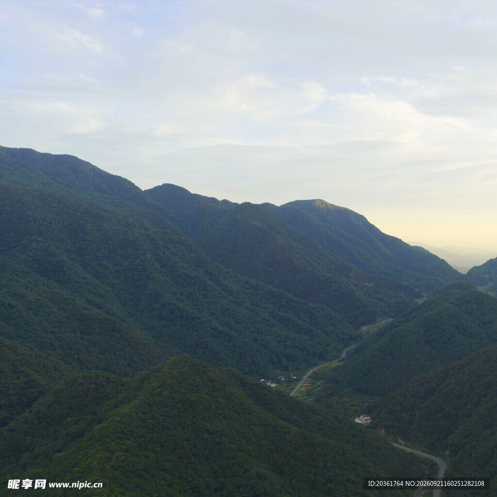 山峦叠翠间的蜿蜒之路