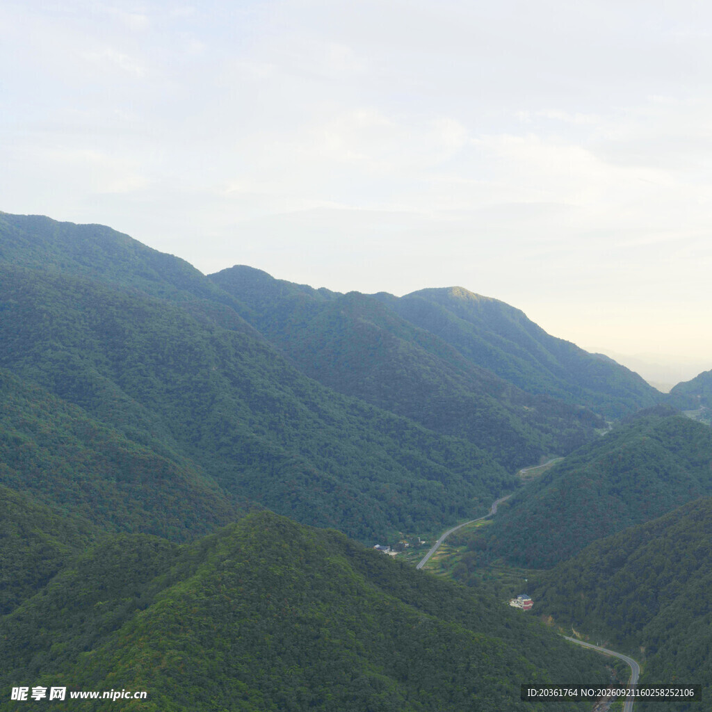 山峦叠翠间的蜿蜒公路