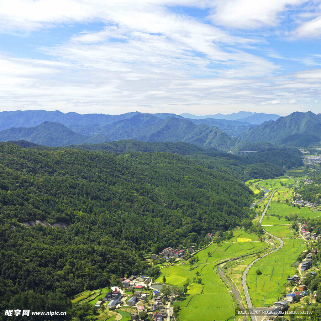 山间绿野村庄的美丽景致