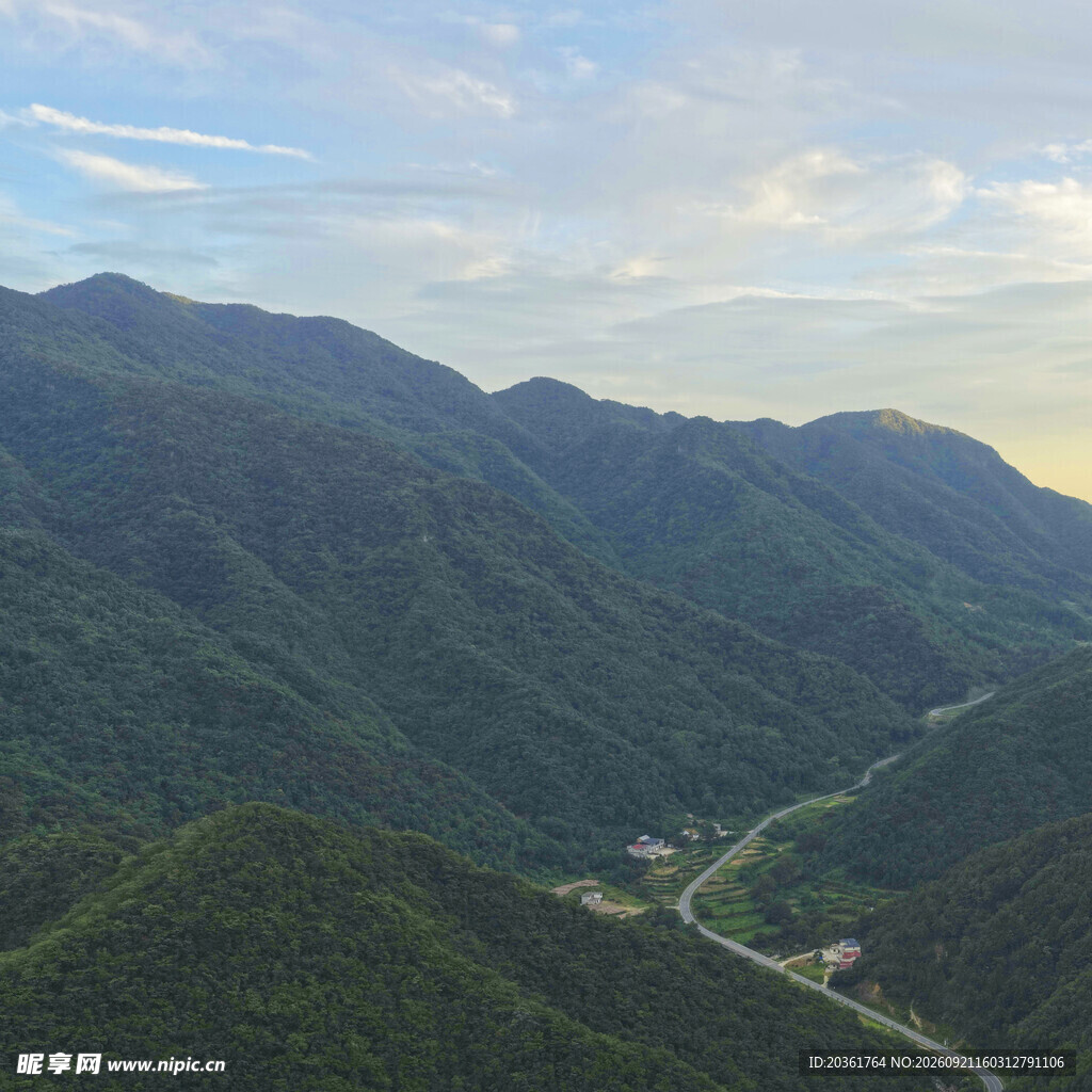 山峦叠翠间的蜿蜒公路