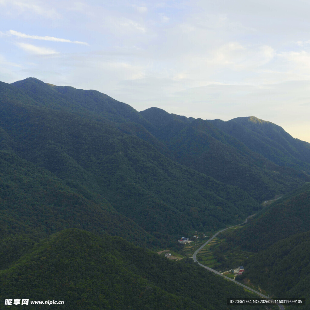 山峦叠翠间的蜿蜒小路