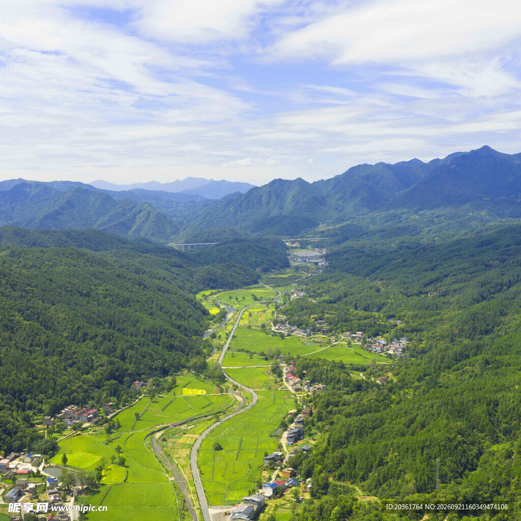 山间绿野乡村风光俯瞰图