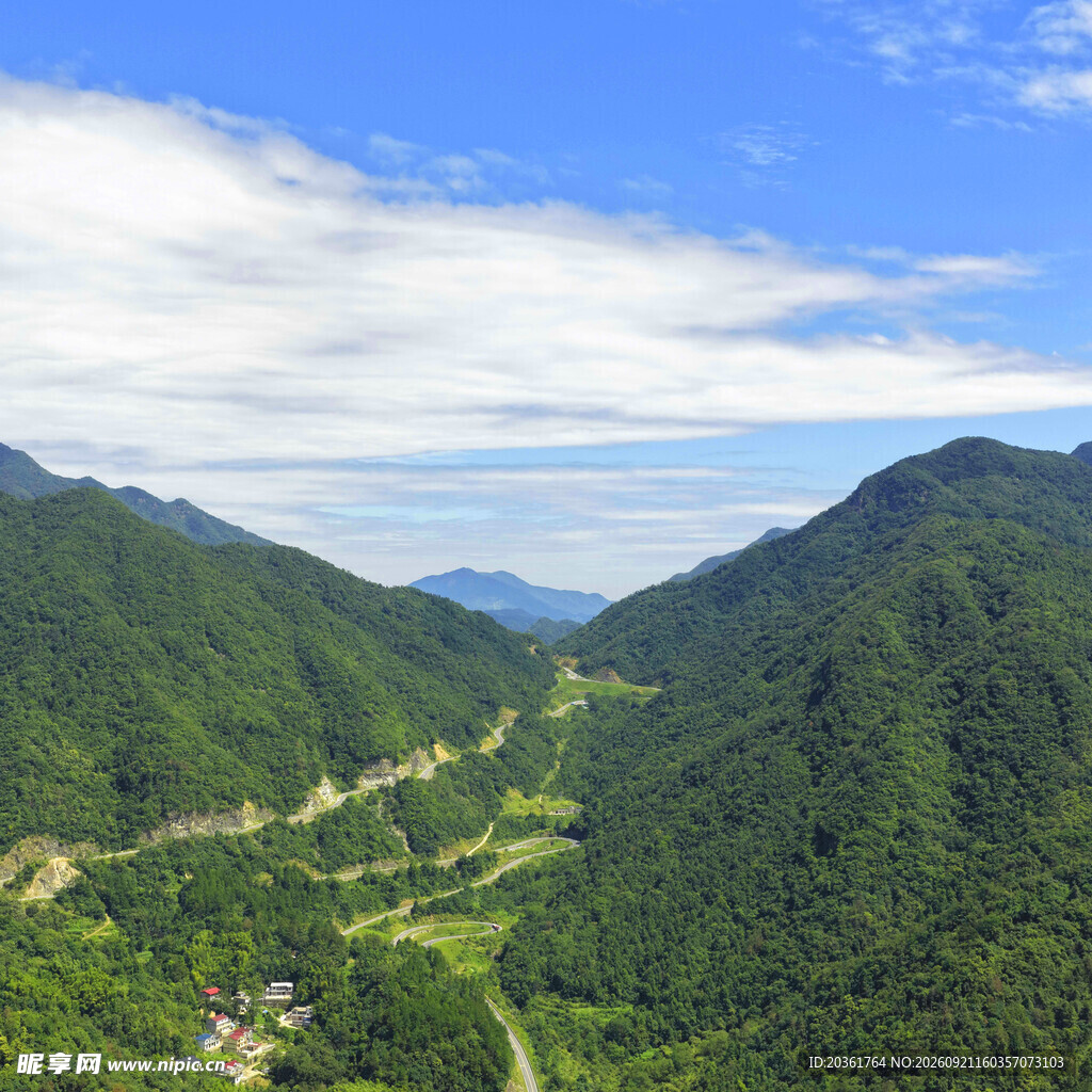 青山翠谷间的秀丽风光