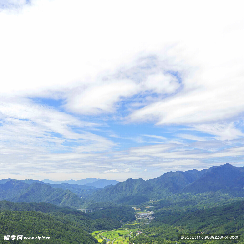 青山云海间的壮美风光
