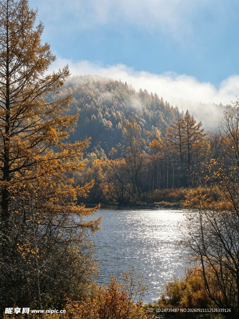 秋日湖畔山林美景